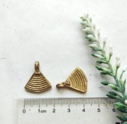 triangular charms – Discover today: Detailed image showcasing handcrafted triangular charms.
