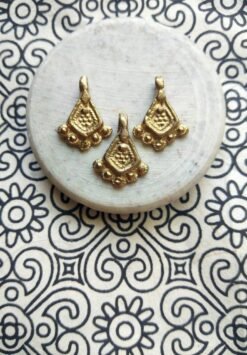 Macrame Bracelet Charms – Detailed view of a handcrafted charm for macrame bracelets.