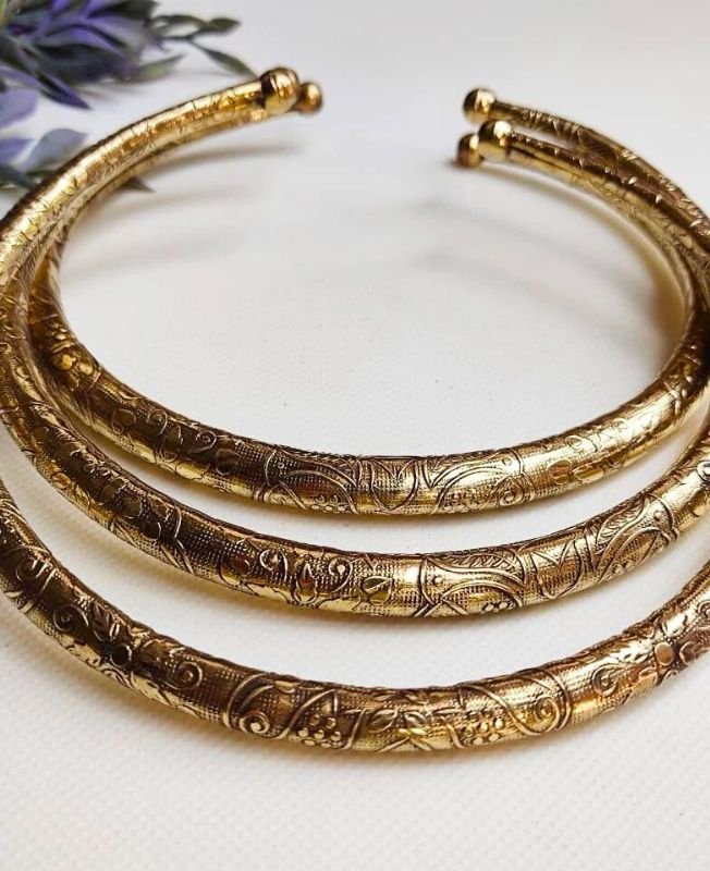 Geometric Finish Brass Choker Set - Image 5