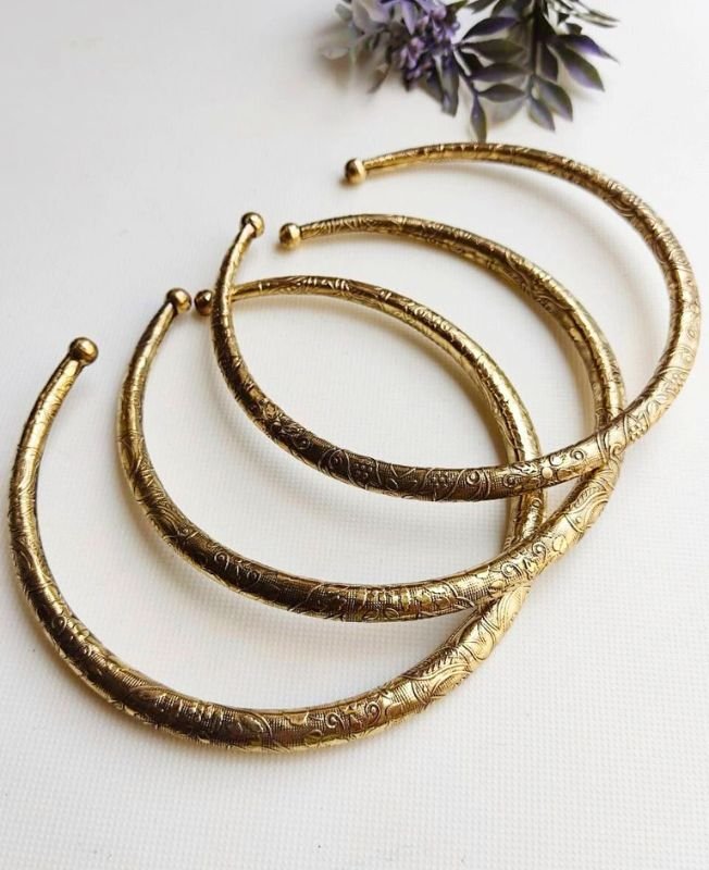 Geometric Finish Brass Choker Set - Image 2