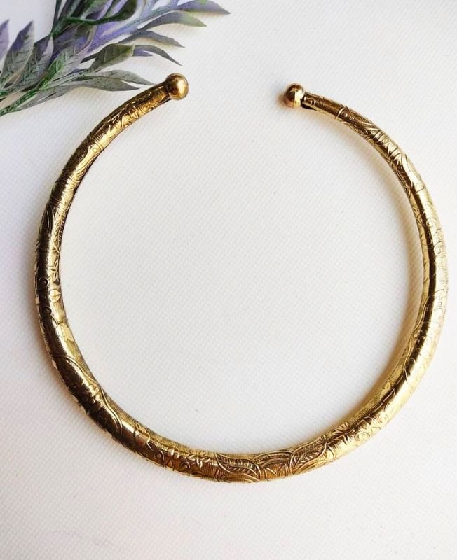 Geometric Finish Brass Choker Set - Image 3