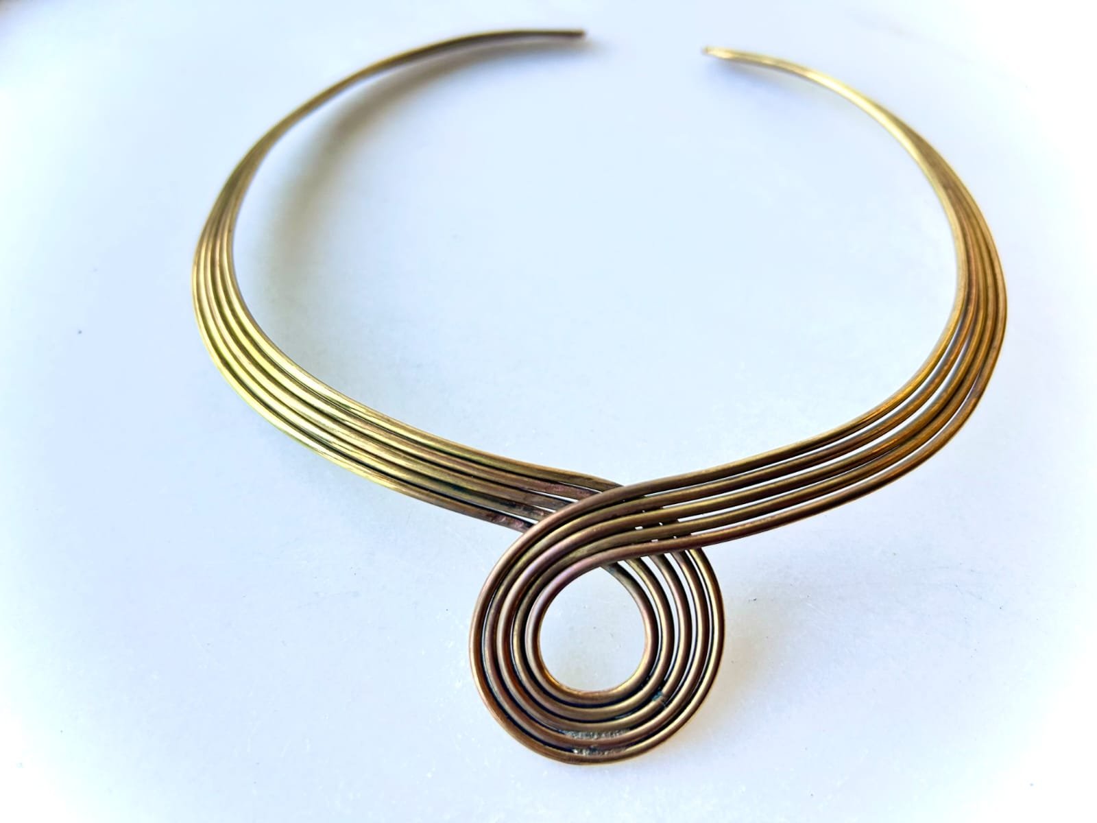 Central Spiral Detail Brass Choker Set - Image 2