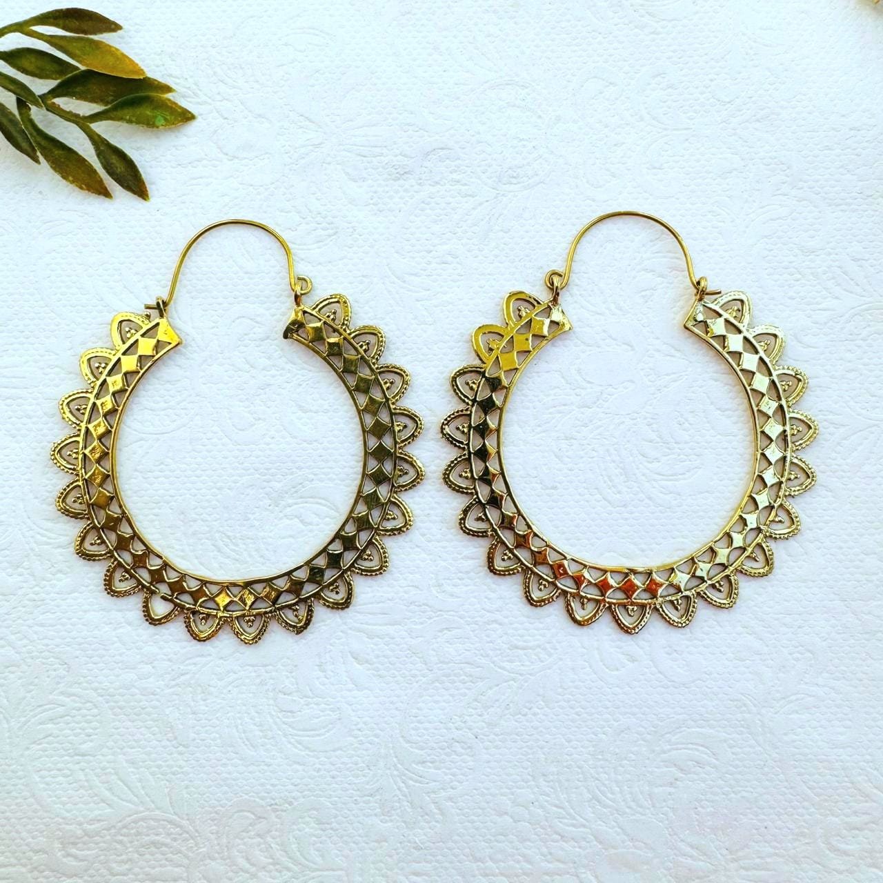 5/20 Pairs Scalloped Tribal Hoop Brass Earrings - Image 2