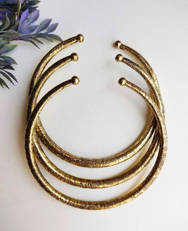 Geometric Finish Brass Choker Set